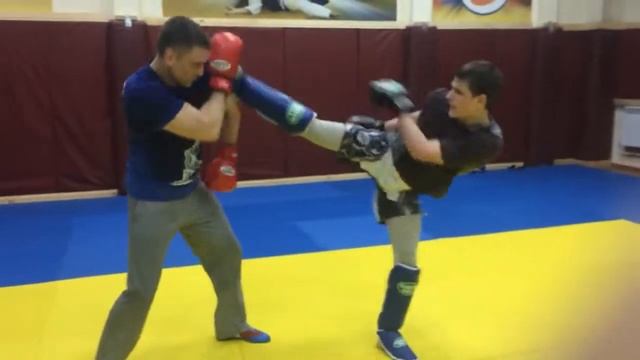 Контратака с переводом в партер от круговых ударов ногами в голову смотреть онлайн