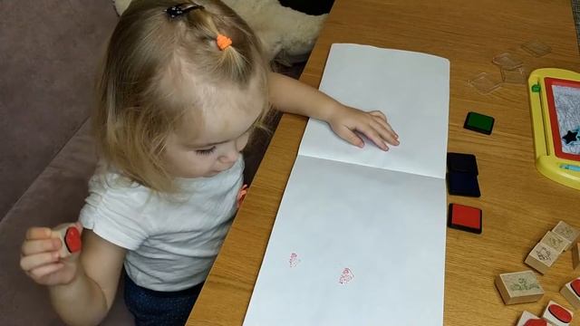 Изучаем новые разноцветные печати и рисуем. смотреть онлайн