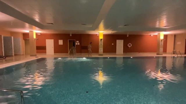 Бассейн отеля Sheraton Skypoint Luxe смотреть онлайн