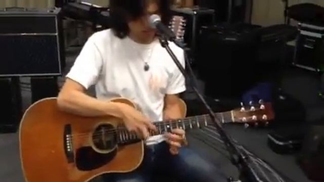 Akihito Tokunaga playing with his guitar смотреть онлайн