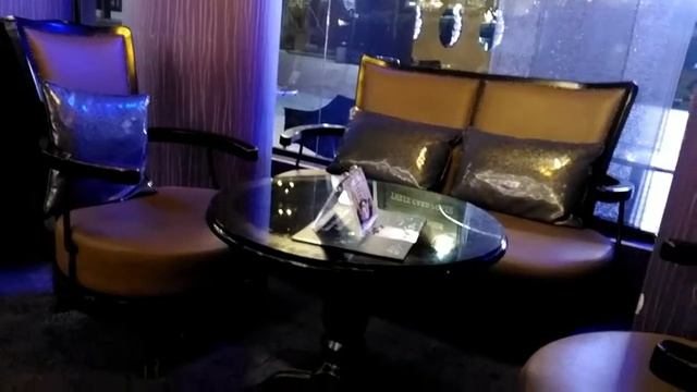 България, Варна. Хотел "Одесос" и бар с его красивым интерьером на первом етаже смотреть онлайн