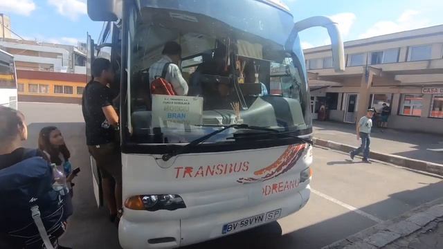 аТИПИЧНЫЙ ЭМИГРАНТ В ЗАМКЕ ДРАКУЛА В РУМЫНИИ / НОЧЬ С ВАМПИРАМИ смотреть онлайн