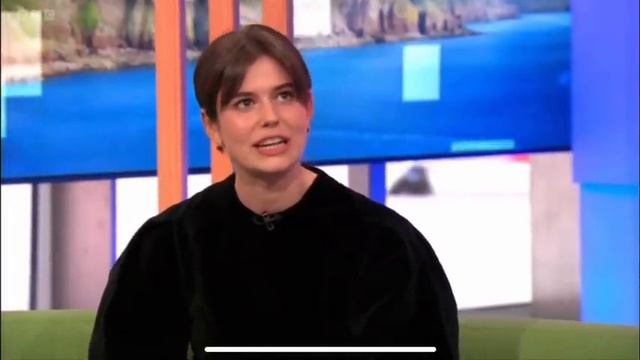 Joe Alwyn and Alison Oliver discuss Conversations with Friends on BBC The One Show (May 9, 2022) смотреть онлайн