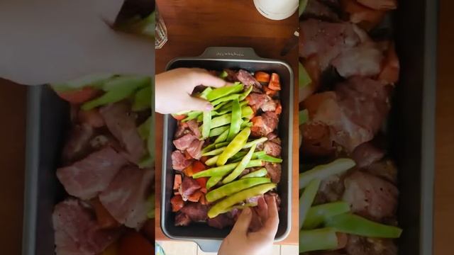 Запечённое мясо с чесноком и стручковой фасолью / быстрый, вкусный и лёгкий ужин