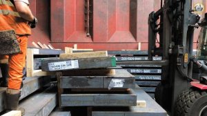 Погрузка и укладка стальных сляб в судно