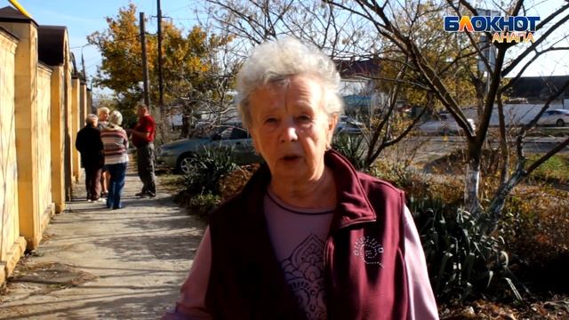 «Пожилые люди ломают здесь ноги!»: пенсионеры жалуются на разбитый тротуар в Анапской смотреть онлайн
