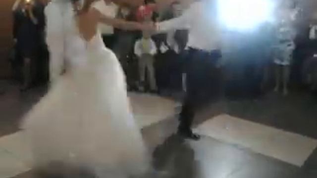 Первый свадебный танец. Очень красиво и неординарно. смотреть онлайн