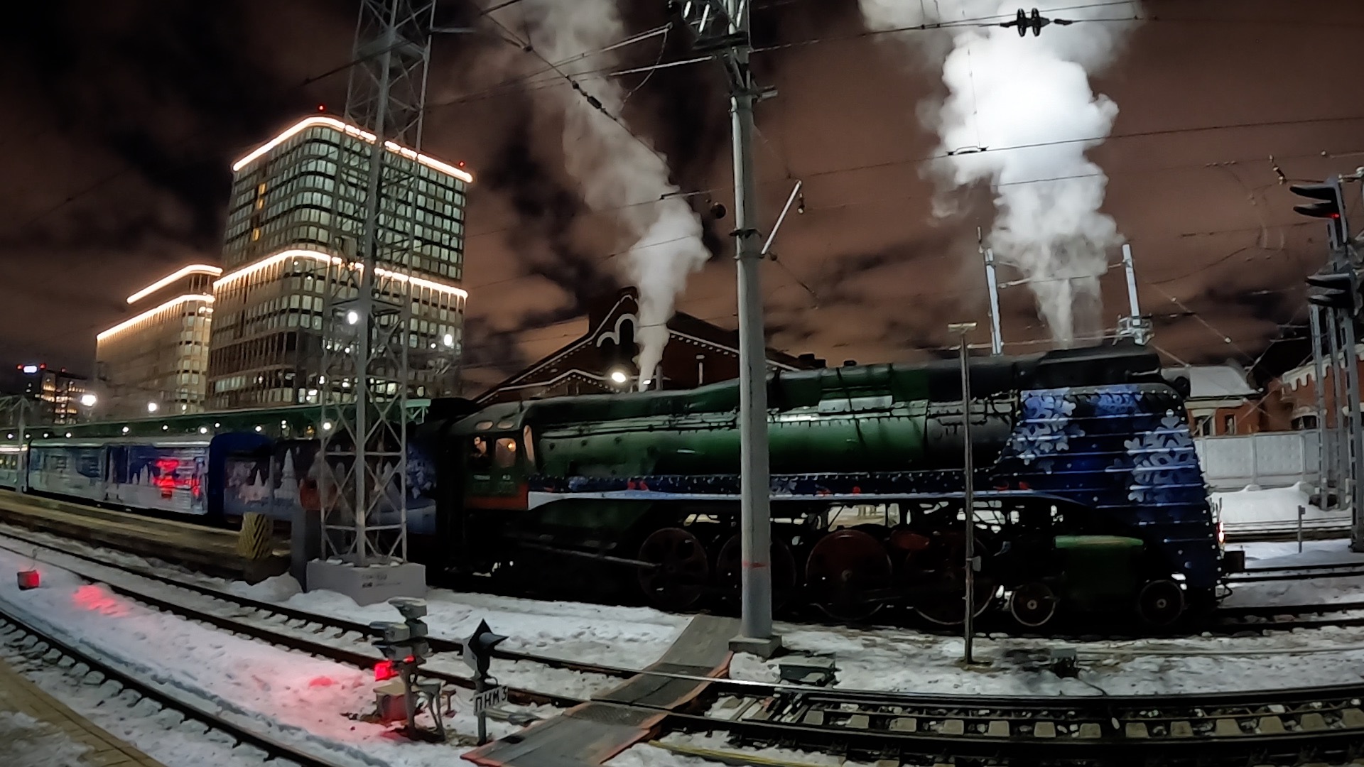 Поезд Деда Мороза уехал, но потом вернулся :-) Москва, Белорусский вокзал, декабрь 2022 год смотреть онлайн