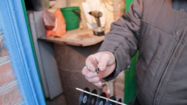 Как отпугнуть воробьёв? Гуманный метод смотреть онлайн