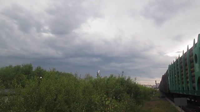 Тепловоз 2ТЭ10МК-2794 с приветом и грузовым составом медленно следует на отклоняющий путь смотреть онлайн