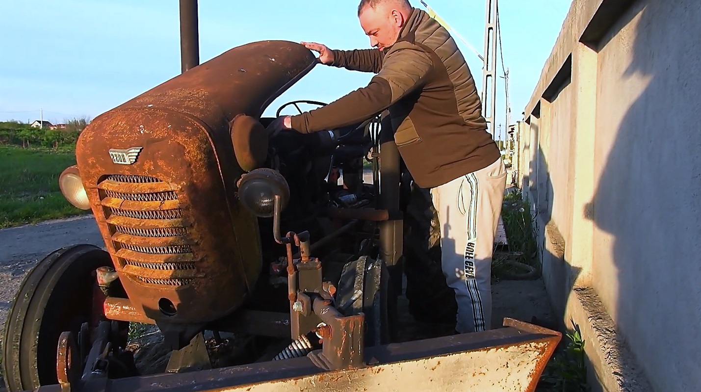 Запуск трактора ROSSEL 1946 года. Мощность - 32 л.с. смотреть онлайн