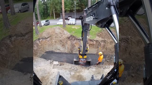 update of the waste collection point. Volvo ewr150E + engcon tiltrotator. смотреть онлайн