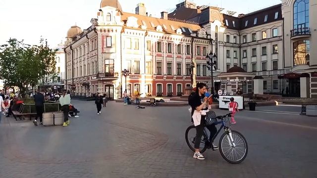 Уличные музыканты на Баумана в Казани (нарезка) смотреть онлайн