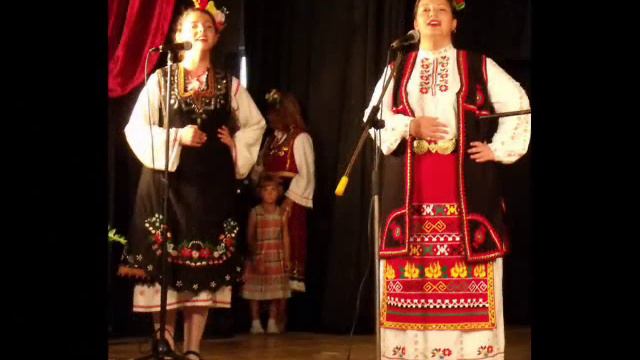 "Садила мома" в изпълнение на Деси и Сиси смотреть онлайн