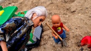 КАРТОШКУ КОПАЛ И ОЧЕНЬ УСТАЛ)) Катя и Макс веселая семейка у бабушки! Смешные куклы Барби ДАРИНЕЛКА