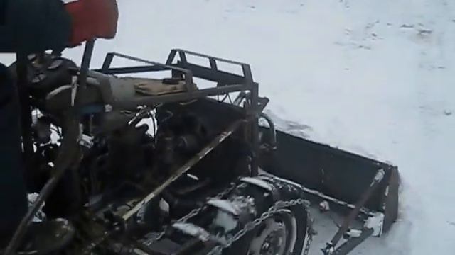 Самодельный гусеничный трактор САТ D1 чистит снег. Hommemade "CAT D1 mini cable dozer push the snow смотреть онлайн