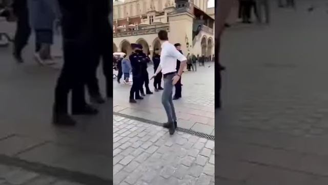 парень отлично танцует лунную походку смотреть онлайн