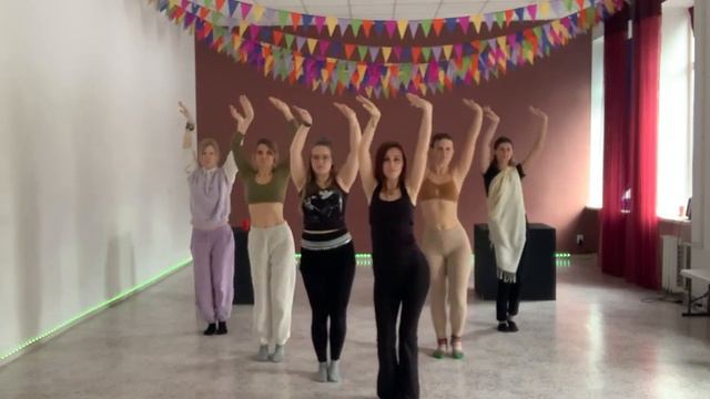 Ох как же нам красиво! 🥰 Мир спасут женщины , их красота и любовь 😉 смотреть онлайн