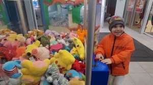 Выигрываем мягкие игрушки в игровом автомате