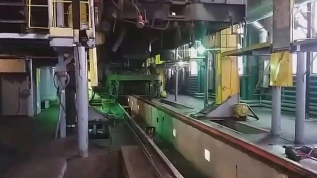 ремонт электровоза ВЛ-80т/выкатывание тележек из под кузова смотреть онлайн