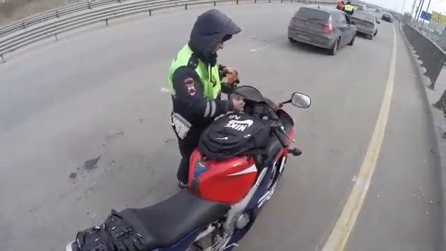 Сверх дибелизм сотрудник полиции ДПС мериет тонировку на мотоцикле г Ростов на дону Аксайский пост! смотреть онлайн