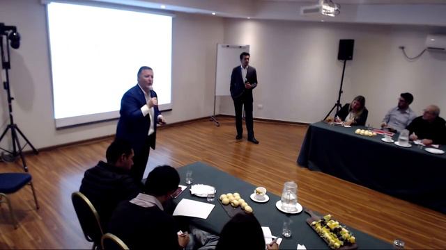 Charla "Ser buen líder no es suficiente. Liderazgo Extraordinario" смотреть онлайн