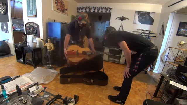 unboxing a Luna Vista Eagle Guitar from Butlers Music смотреть онлайн