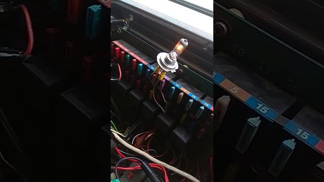 Замыкает правый габарит на VOLVO FH 12 смотреть онлайн