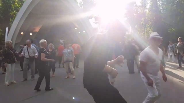 ГОРИТ КОСТЁР ЛЮБВИ! ТАНЦЫ В ПАРКЕ ГОРЬКОГО ХАРЬКОВ СЧАСТЛИВЫЕ ДНИ смотреть онлайн