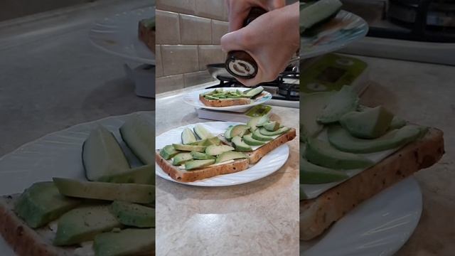 Брускетта с авакадо и яйцом.