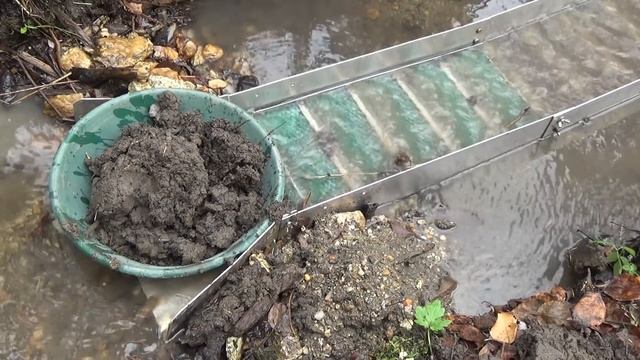 В этом ручье встречается платина!!! Довольно крупная... смотреть онлайн