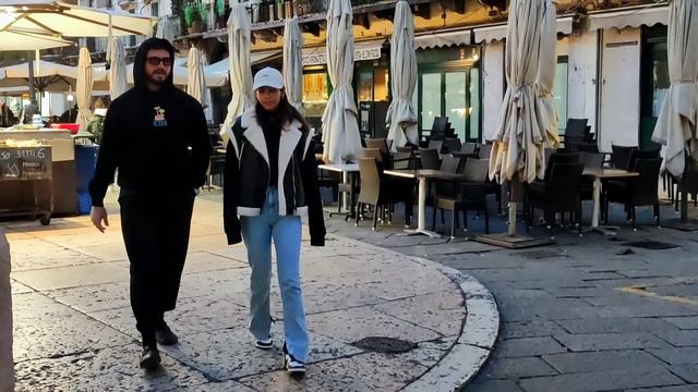 Rainy Street Style under Umbrella ☔What to wear when it's Raining🍁 Romantic Verona #streetstyle смотреть онлайн