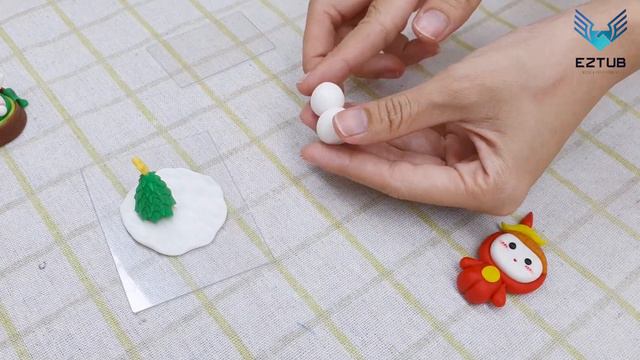 A Cozy Christmas Scene: Crafting Clay Snowman with a Warm Hat and Glittering Star Pine Tree смотреть онлайн