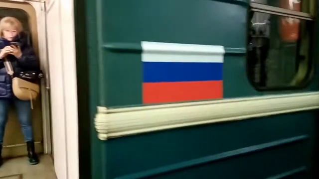 на головных вагонах метропоездов появился флаг России 🇷🇺. смотреть онлайн