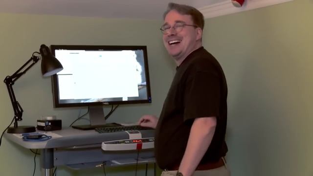 Линус показал своё рабочее место (Linus Torvalds Guided Tour Of His Home Office)