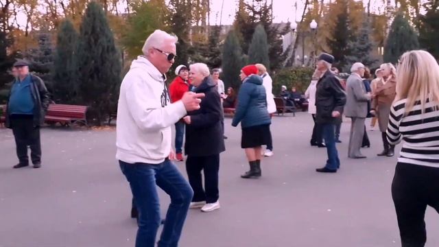 ВСЁ РАВНО МОЕЮ БУДЕШЬ ТЫ! ТАНЦЫ В ПАРКЕ ГОРЬКОГО ХАРЬКОВ смотреть онлайн