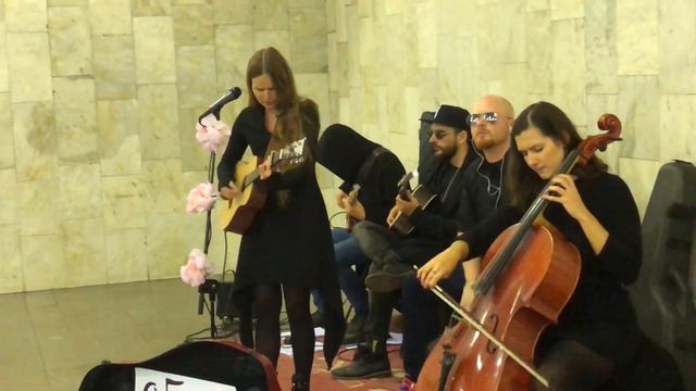 Евгения Рыбакова (Обними кита) - Формула / Street Musicians in Subway смотреть онлайн
