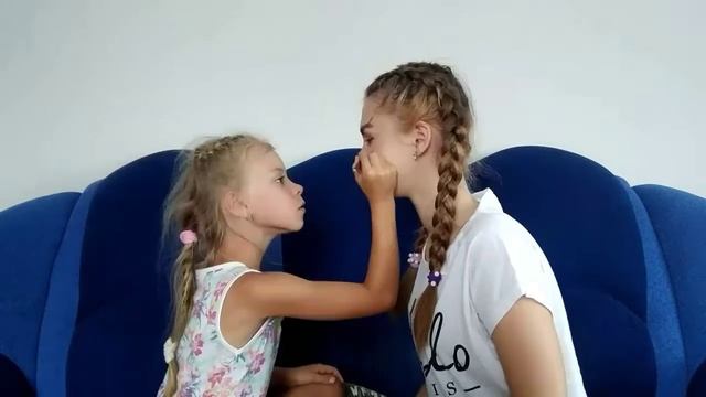 МЛАДШАЯ СЕСТРА ДЕЛАЕТ МНЕ МАКИЯЖ/ очень смешное видео смотреть онлайн