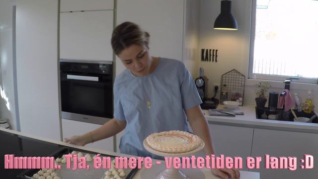 Marengskage med chantillycreme og bær I KAGEMAGI смотреть онлайн