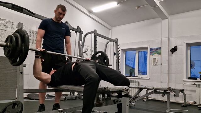 Жим 100кг на 10 повторов... 2й подход из 3х. смотреть онлайн