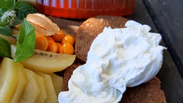 Люблю такие простые рецепты.Сыр, черный хлеб, фрукты смотреть онлайн