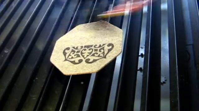 Лазерная гравировка пробки на лазерном станке смотреть онлайн