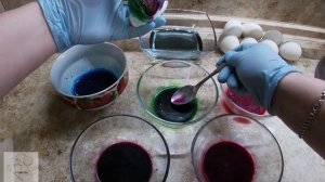 Как быстро и легко покрасить яйца на Пасху.