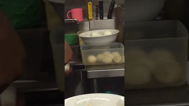 How to cut a boiled egg - Sapporo Ramen смотреть онлайн