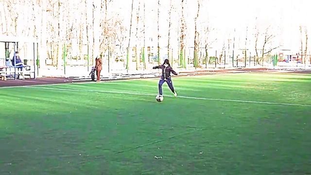 Урок-5: "Учимся правильно давать пас низом" = самый сложный технический элемент в футболе (ТТМ) смотреть онлайн