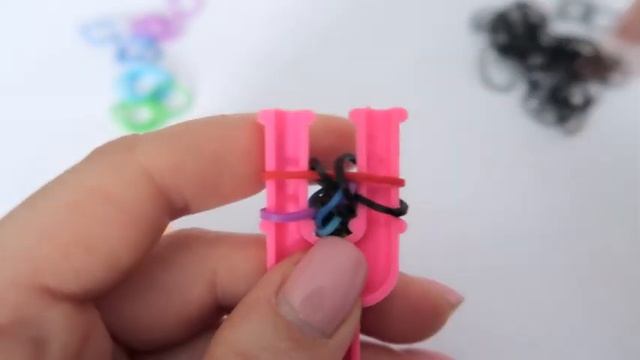 РАДУЖНАЯ ФРАНЦУЗСКАЯ КОСА браслет из резинок на рогатке без станка Bracelet Raibow Loom смотреть онлайн