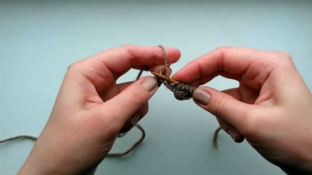 Классические изнаночные петли, как связать лицевую и изнаночную гладь спицами - Урок для начинающих смотреть онлайн