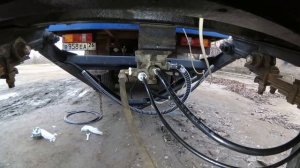 Воздушная система трёхосного прицепа с ускорителем