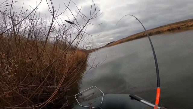 Щука на спиннинг осенью, в пасмурную погоду. Щука на спиннинг с лодки. #щукунаспиннинг смотреть онлайн