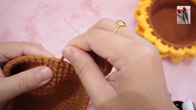 Crochet mini basket of sun flower #crochettutorial #crocheting #basket #sunflower смотреть онлайн